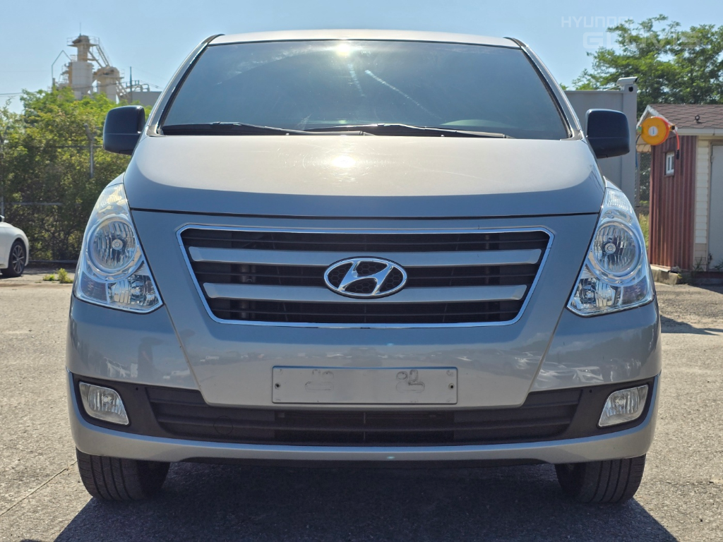 HYUNDAI Grand Starex 11-Seater Diesel 4WD