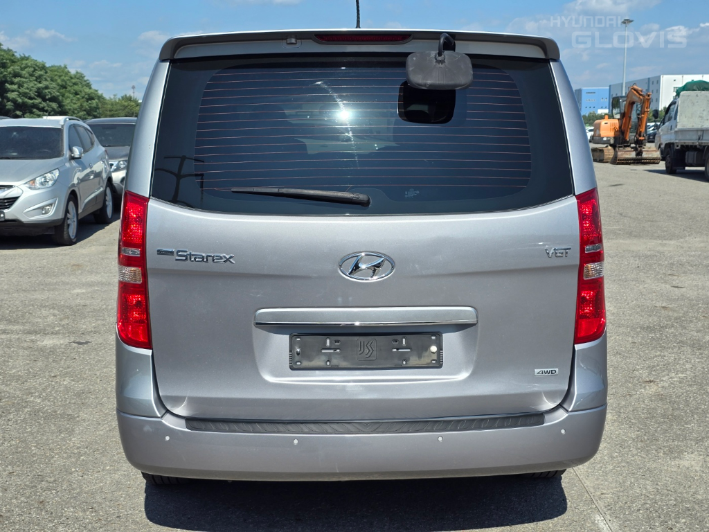 HYUNDAI Grand Starex 11-Seater Diesel 4WD