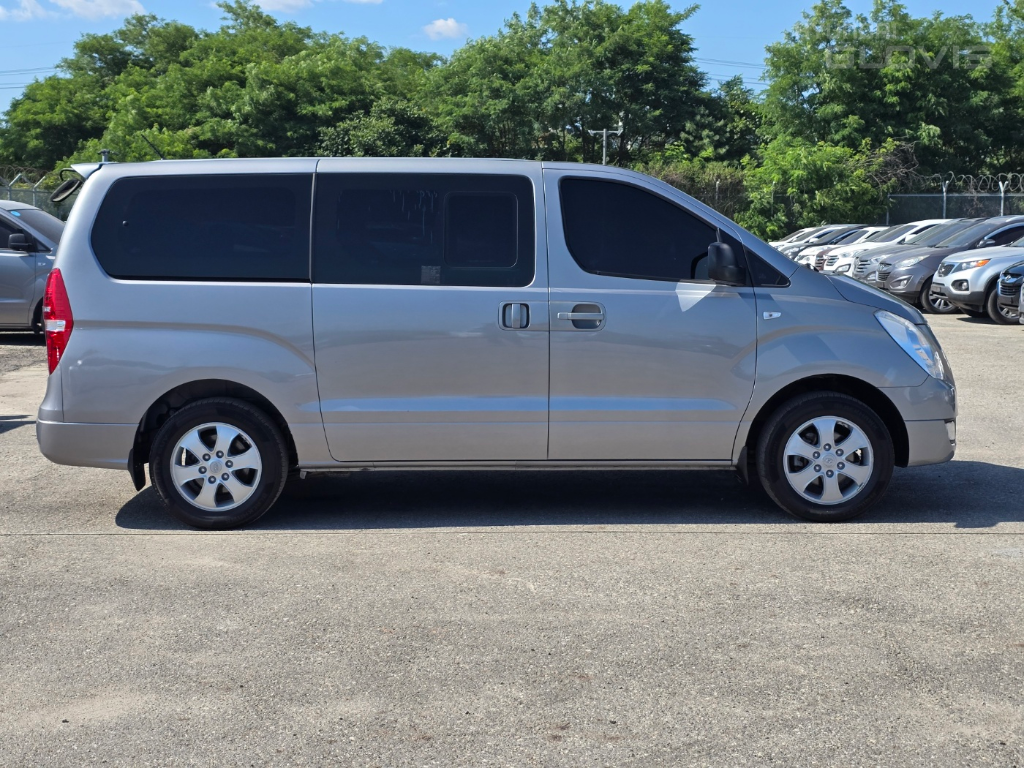 HYUNDAI Grand Starex 11-Seater Diesel 4WD
