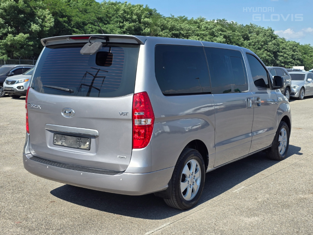 HYUNDAI Grand Starex 11-Seater Diesel 4WD