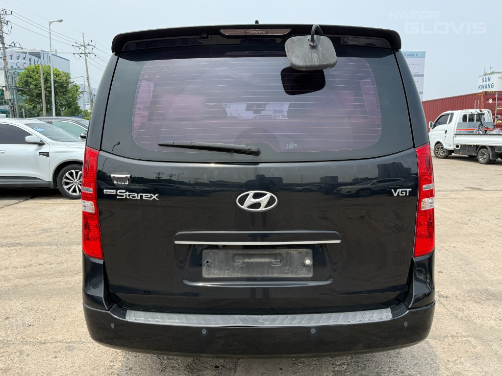 HYUNDAI Grand Starex 11-Seater Diesel