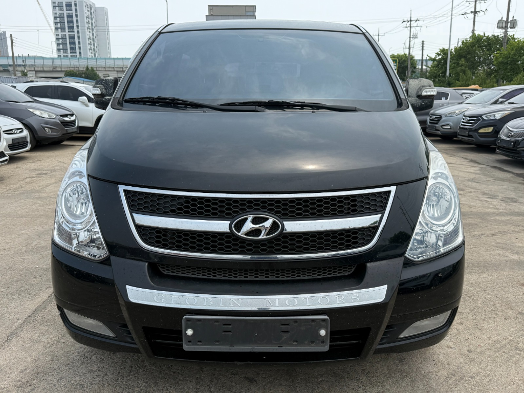 HYUNDAI Grand Starex 11-Seater Diesel